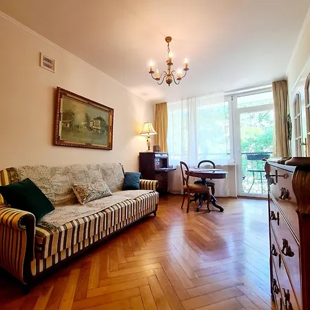 Quiet Near Metro And Old Town Apartment *