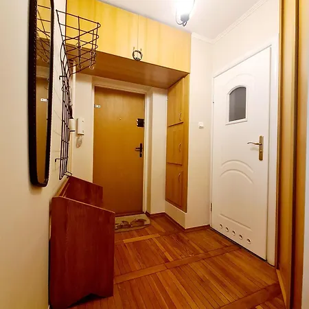 Quiet Near Metro And Old Town Apartment